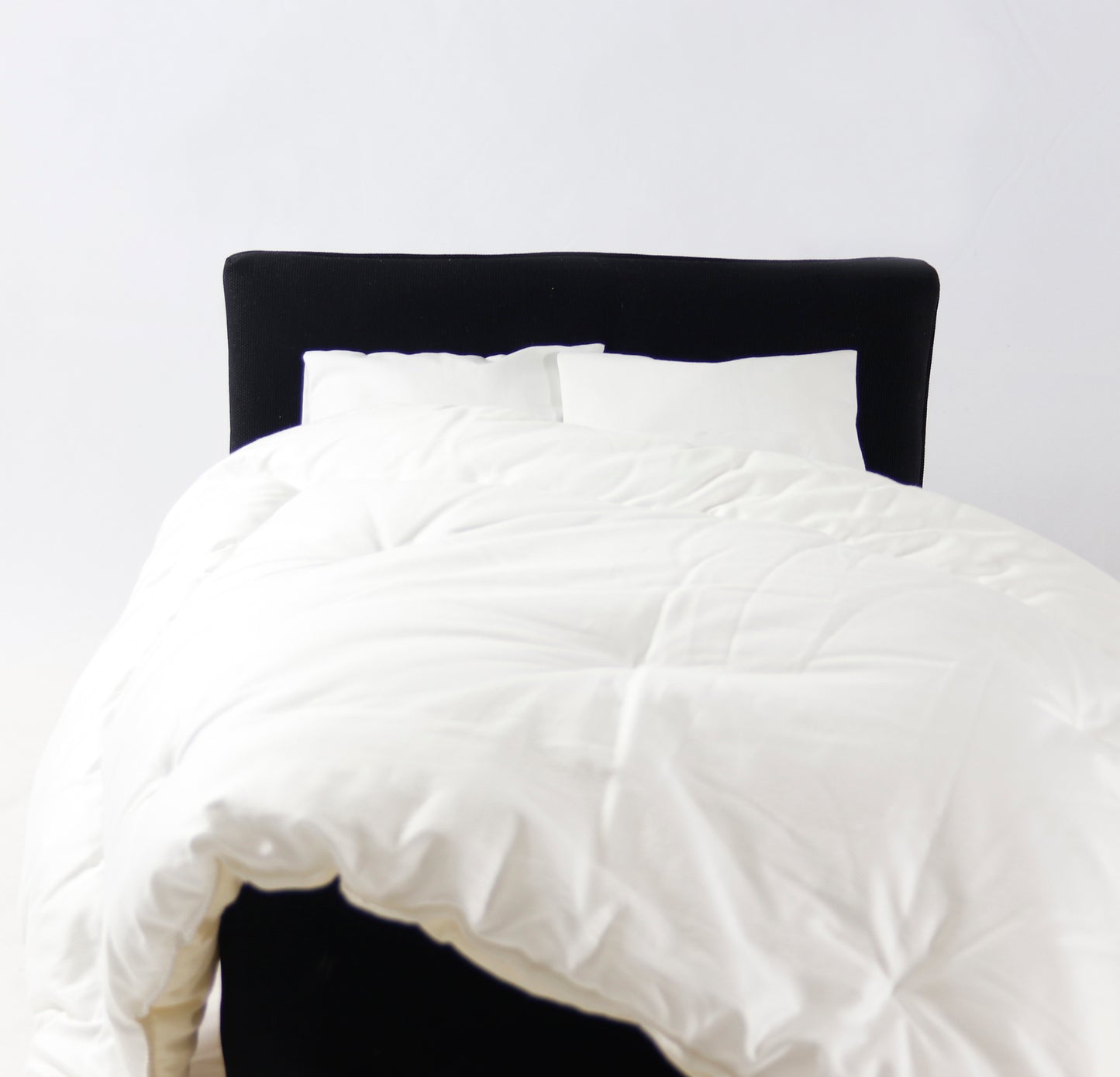 Sängynpäätyhuppu – Napakka musta | Mittatilaus mahdollinen